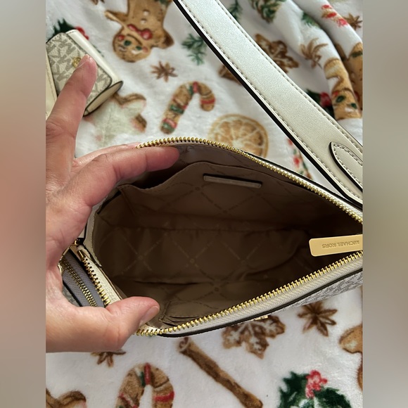 Michael Kors Jet Set Travel - Picture 2 of 6